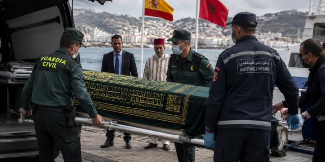السلطات الإسبانية تسلم جثماني شابين مغربيين لقيا مصرعهما قرب سبتة .
