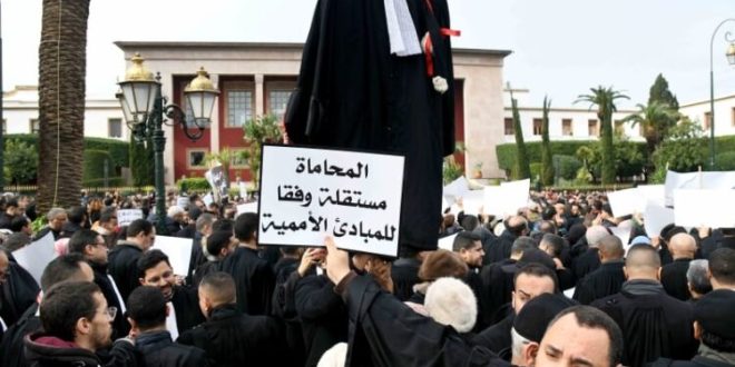 المحامون بالمغرب يواصلون التصعيد احتجاجاً على تعديلات مشروع قانون المهنة (بلاغ جمعية هيئات المحامين بالمغرب) .
